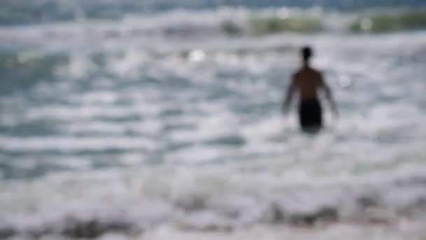水に入ってくる男の多重シルエット — ストック動画