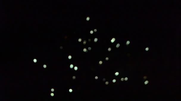 Святкування вночі з барвистими феєрверками — стокове відео