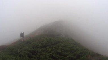 Adam fırtına dağlarında hiking