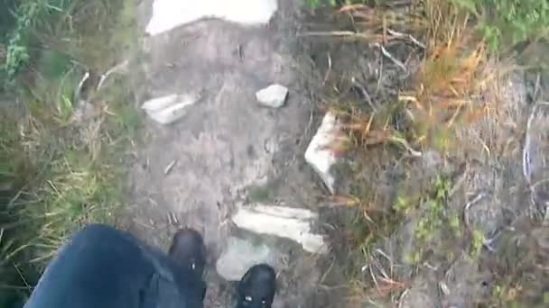 Pieds d'un jeune homme randonnée 