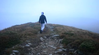 Adam dağlarda uzakta yüksek gidiyor