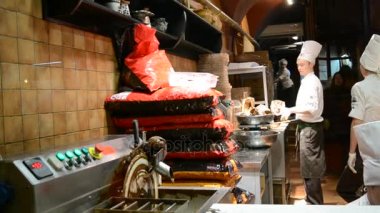 İnsanların çikolata üretimi üzerinde çalışma