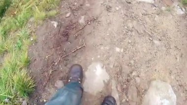 Ayakları bir gencin hiking