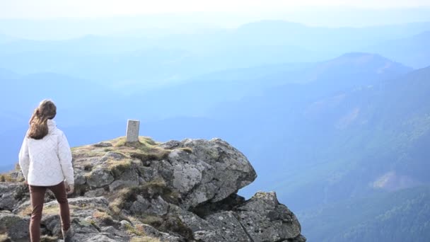 Ragazza adolescente raggiungendo la cima — Video Stock