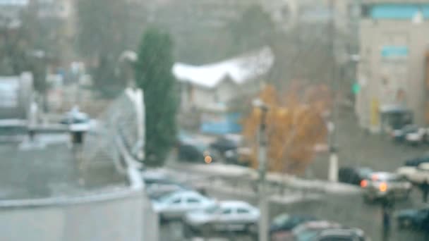 Снег падает на улице, не в фокусе — стоковое видео