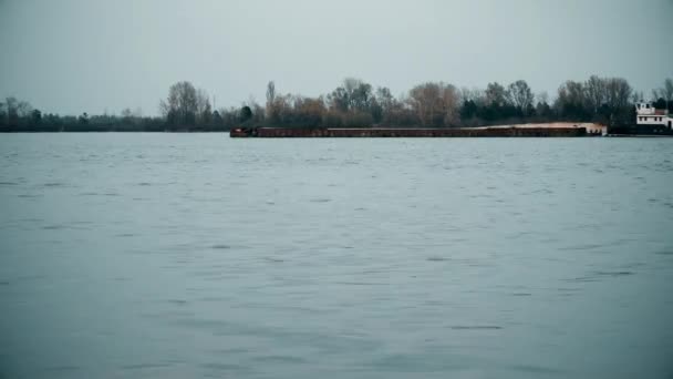 Desfasamento temporal da longa barcaça de carga que se desloca no rio Dnieper — Vídeo de Stock