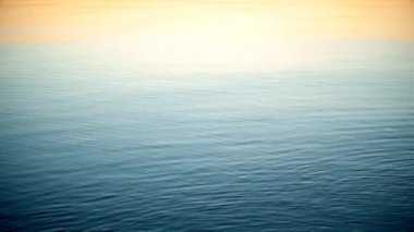 Tanımlanamayan adam taş su yüzeyine atlar.