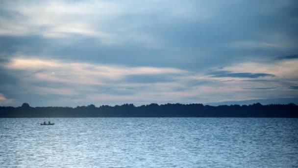 Silueta de un barco al atardecer en el río — Vídeos de Stock