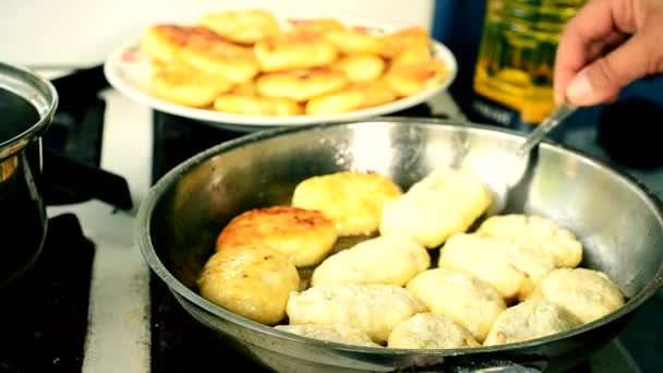 Mãos de uma pessoa fritando panquecas de queijo cottage — Vídeo de Stock