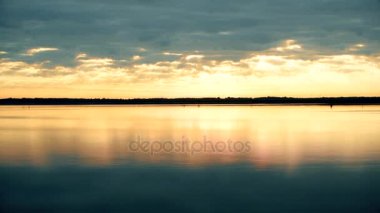 Zaman atlamalı su üzerinde şafakta muhteşem bulutlar