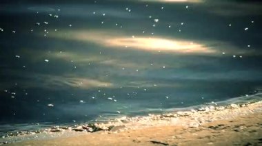 Güneşte ışıltılı mavi su ile sörf