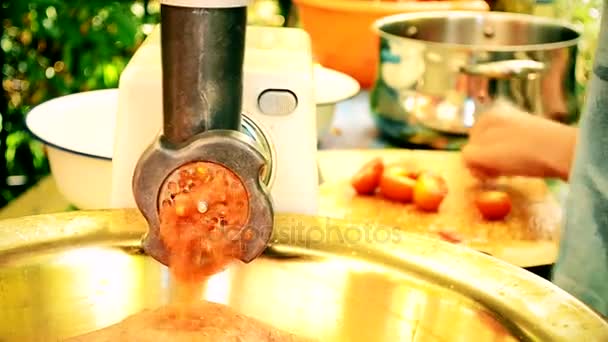 Zeitraffer der Herstellung von Tomatensauce im Freien — Stockvideo