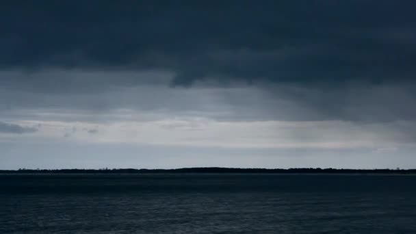 Nuvens escuras de chuva se movendo sobre lago ou rio — Vídeo de Stock