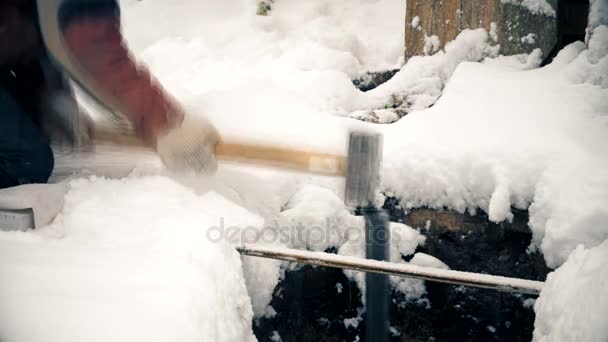 Time lapse of pounding an iron angle bar into earth with sledge hammer — Stock Video