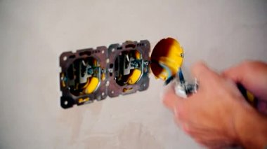 Elektrikçi el elektrikli duvar prizleri yüklemek