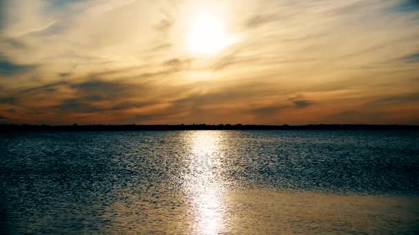 Ήλιο να λάμπει σε λίμνη ή ποταμός σχηματίζοντας έναν τρόπο ήλιο για το νερό — Αρχείο Βίντεο