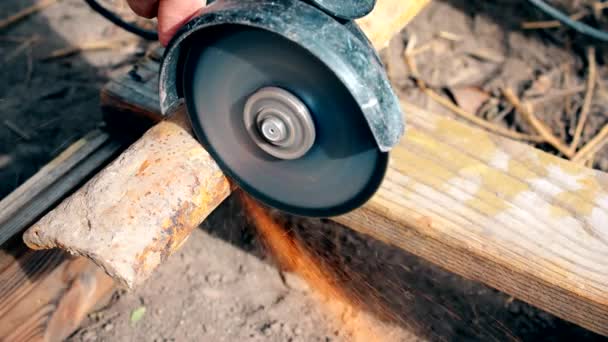 Délai de coupe d'un tuyau avec meuleuse d'angle — Video