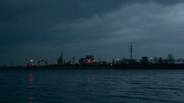 Paisagem noturna com luzes da cidade, torres de transmissão, central elétrica — Vídeo de Stock