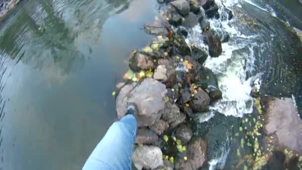 Stopy osoby przekraczania rzeki górskie — Wideo stockowe