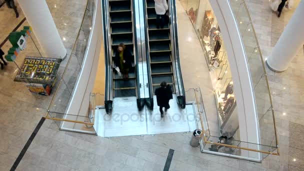 La gente cammina sulla scala mobile in un centro commerciale occupato Ocean Plaza — Video Stock