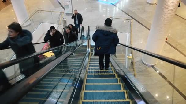 Meşgul bir okyanus Plaza alışveriş merkezinde yürüyen merdiven taşır — Stok video