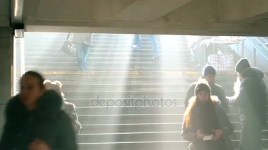 İnsanların underground harika ışık ışınları ile kışın gitmek