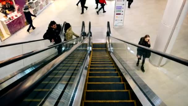 Эскалатор POV движется в оживленном торговом центре — стоковое видео