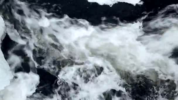 在冬季中流动的水 — 图库视频影像