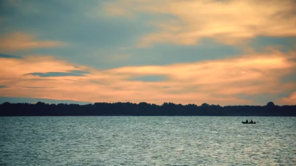 Barco en río o lago al amanecer — Vídeo de stock