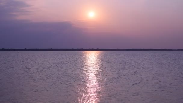 Alba sul lago o sul fiume con sentiero soleggiato — Video Stock