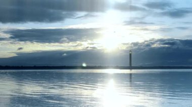 Martı ve şafakta, Dalış su üzerinde sinekler uçup