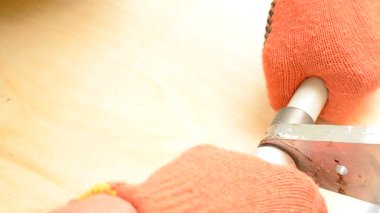 Ellerinde eldiven plastik boru lehimleme