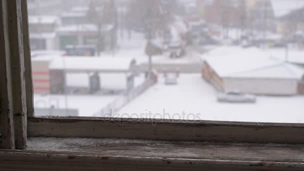 Melihat keluar jendela saat salju turun di musim dingin — Stok Video