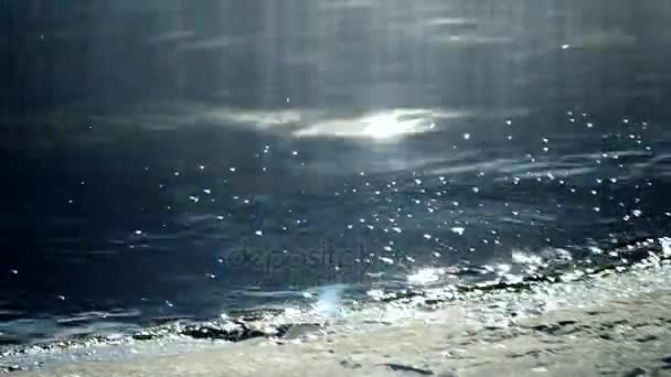 Embankment avec de l'eau scintillante au soleil — Video