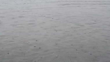 Su yüzeyine yağmur