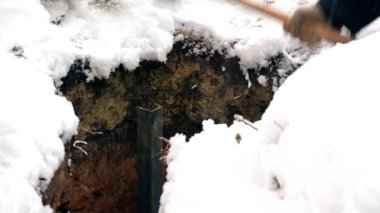 Bir demir köşebentler Earth'e kızak çekiç ile vurma.