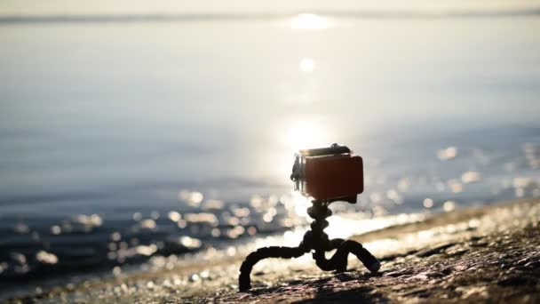 堤防でゴリラ三脚にアクション カメラ — ストック動画
