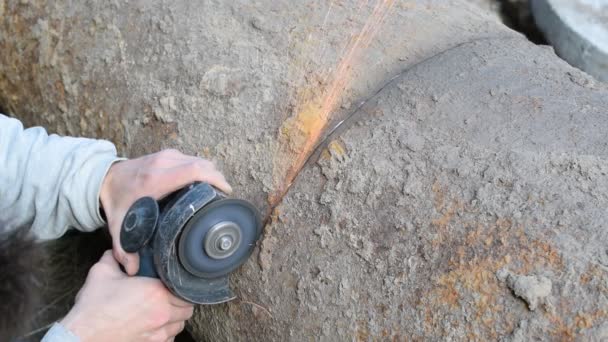 Memotong pipa besi berkarat besar dengan penggiling sudut luar ruangan — Stok Video