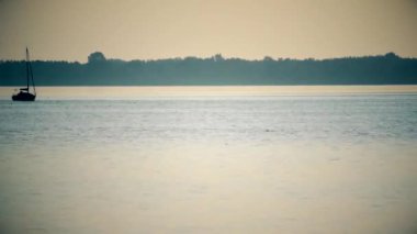 Zaman atlamalı yelken teknenin uzakta göl veya nehir üzerinde