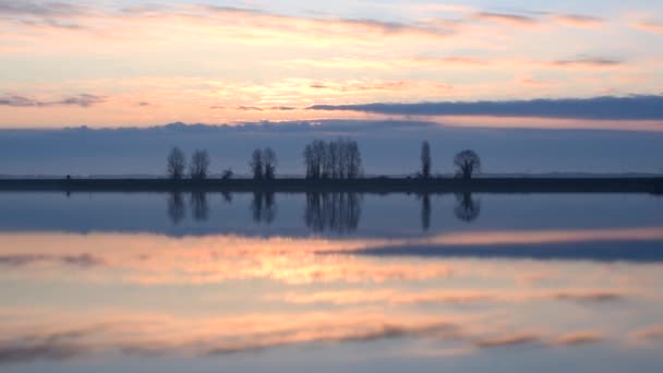 Zeitraffer eines wunderschönen Sonnenaufgangs über See oder Fluss — Stockvideo