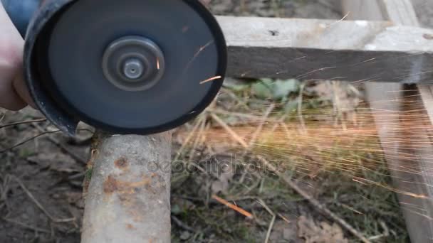 Vue latérale de la coupe de vieux tuyaux en fer rouillé avec une meuleuse d'angle — Video