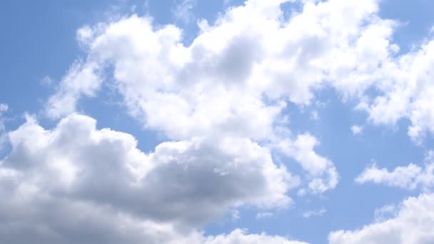 Beaux cumulus blancs et gris se déplaçant rapidement sur fond de ciel bleu 
