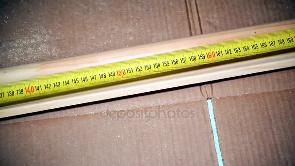 手測定、幅木板をマーキング — ストック動画
