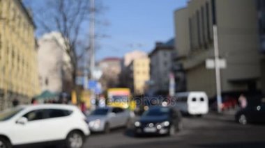 Arabalar ve insanlar ile ufuk şehir