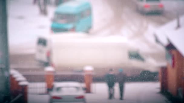 Sneeuw vallen op wazig stad weg landschap achtergrond — Stockvideo