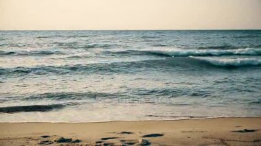Güzel kumlu plajı ile deniz ya da okyanus dalgaları