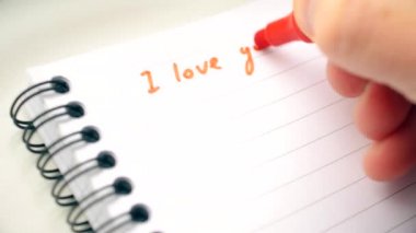 I Love You kırmızı marker ile birçok kez yazma el
