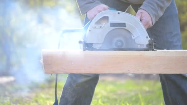 Sawing wooden beam with a blunt, not sharp circular hand saw — Stock Video