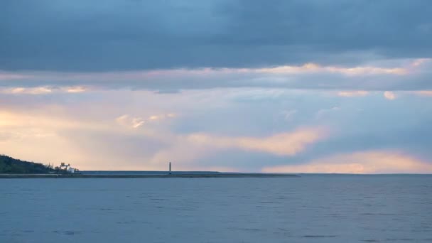 Проміжок часу красивих барвистих хмар, що рухаються над водними ландшафтами з маяком — стокове відео