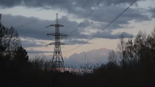 Tidsfördröjning för av nightfall med transmission tower — Stockvideo